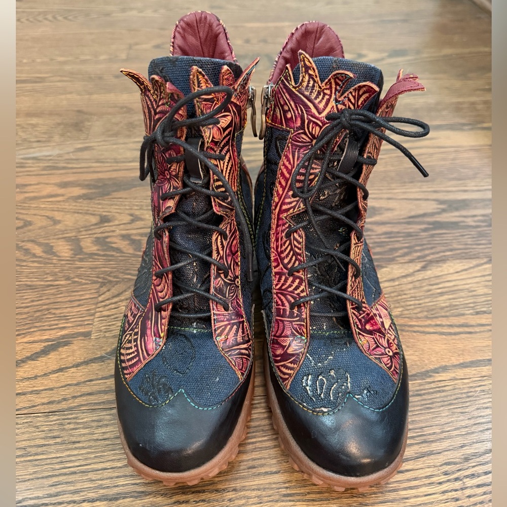 L'Artiste Spring Step Ileana Leather Boots Ankle  Embossed Floral Size 9 / 40